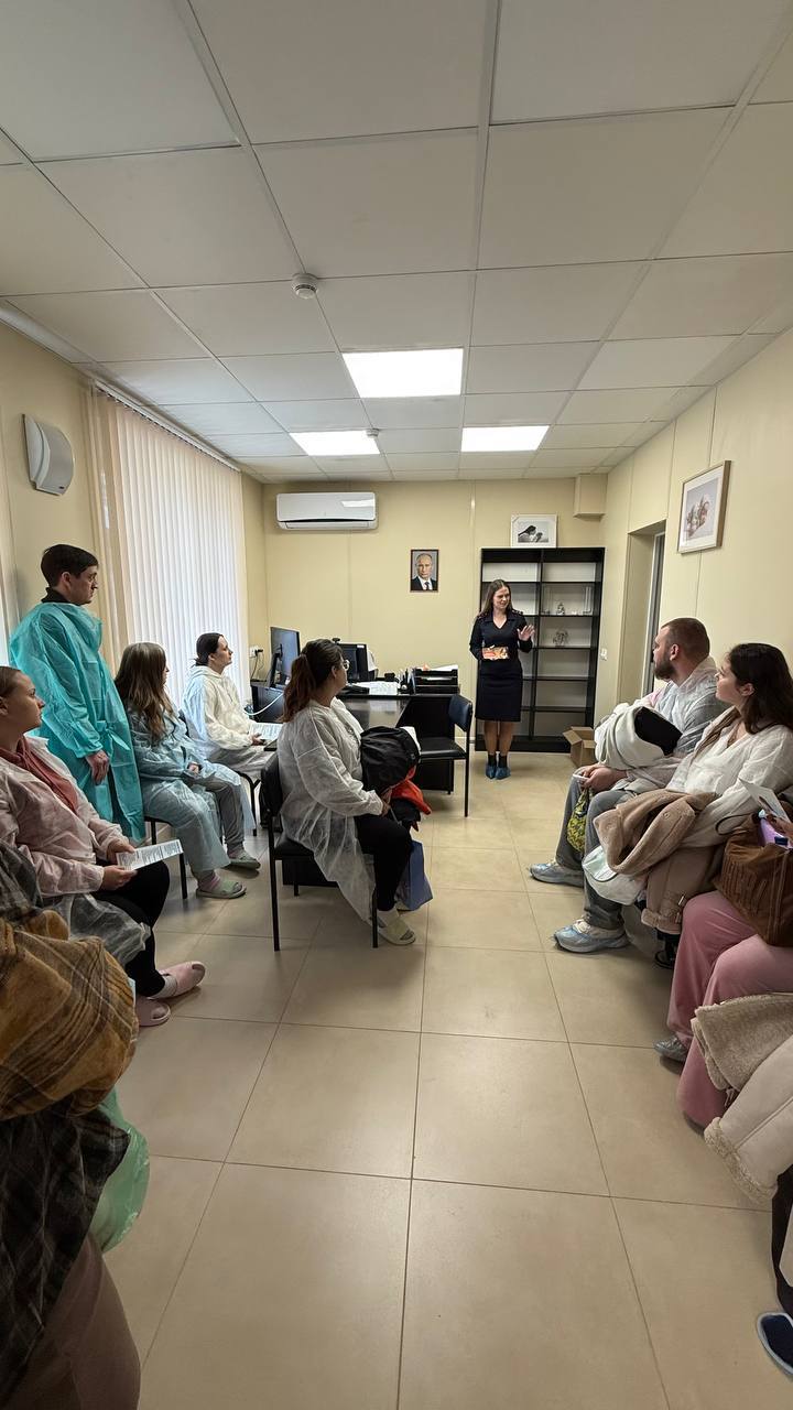 Беседу с будущими родителями по правилам перевозки детей провели сотрудники Госавтоинспекции Керчи