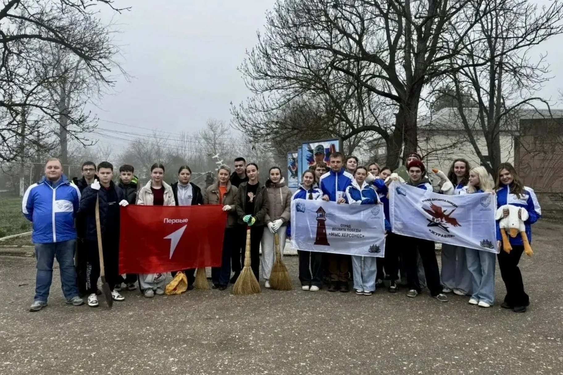 Связь поколений: «Десант Победы» и «Первые» провели субботник у мемориалов Пятихатской школы