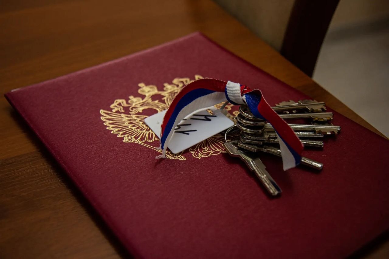 В Симферополе вручили ключи от квартир гражданам льготных категорий В Симферополе вручили ключи от квартир гражданам льготных категорий