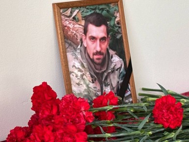 Спас товарищей ценой своей жизни: в Керчи увековечили память героя СВО Андрея Сисецкого