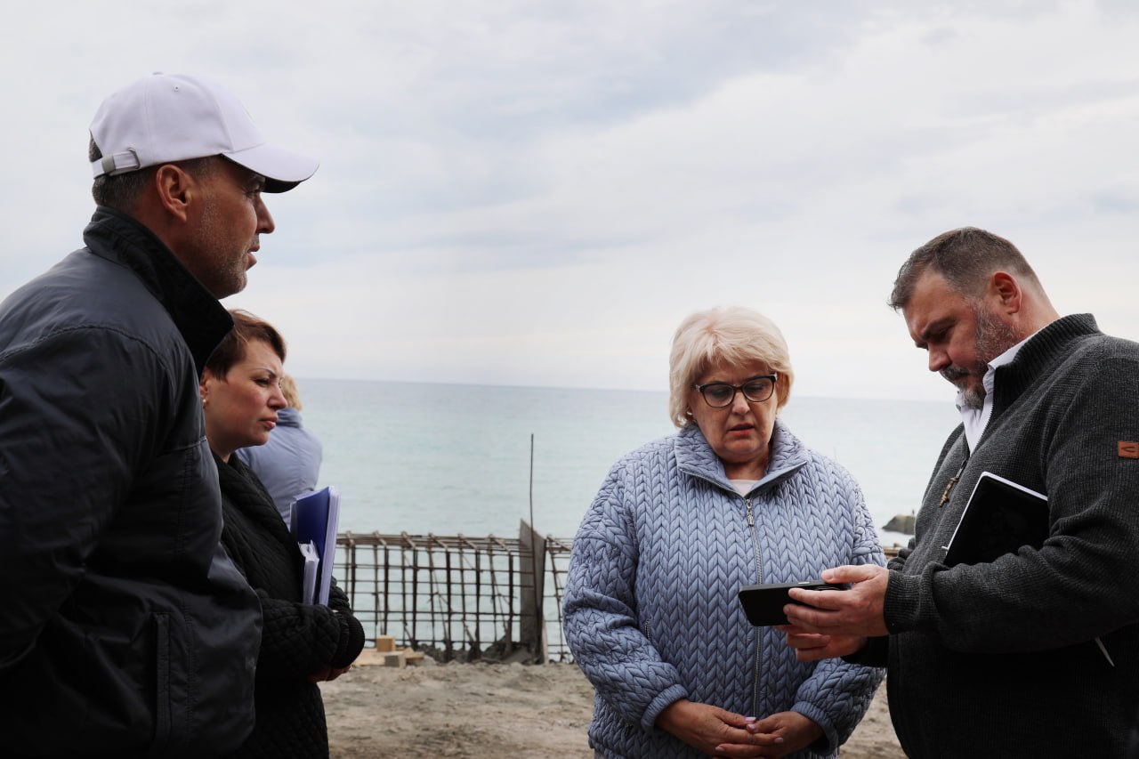 Галина Огнёва: Провела выездное рабочее совещание на набережной в районе санаториев «Карасан» и «Утес», где продолжаются масштабные работы по капитальному ремонту берегоукрепительных сооружений
