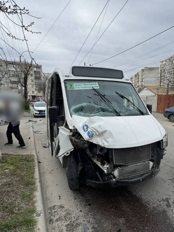 Три пассажира маршрутки №2 в Симферополе попали в больницу после столкновения с припаркованным автомобилем «Форд транзит» на улице Русской