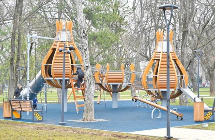 Сломали, сгнили, травмоопасны: крымчане смогут пожаловаться на небезопасные детские площадки