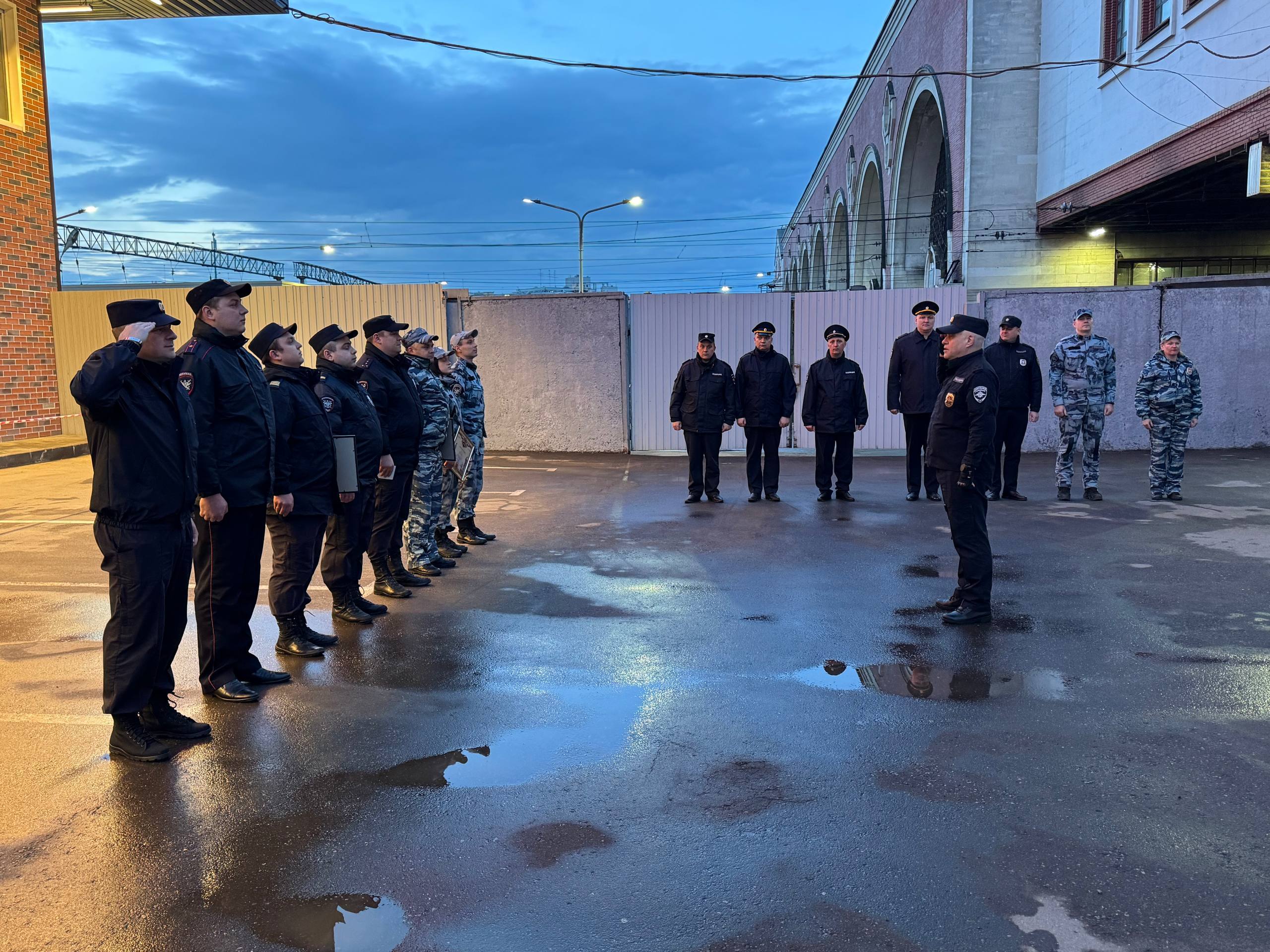 Сводный отряд Управления на транспорте МВД России по Центральному федеральному округу успешно завершил командировку в Республику Крым и прибыл в Москву Несколько месяцев транспортные полицейские помогали своим коллегам из УТ... Сводный отряд Управления на транспорте МВД России по Центральному федеральному округу успешно завершил командировку в Республику Крым и прибыл в Москву Несколько месяцев транспортные полицейские помогали своим коллегам из УТ...