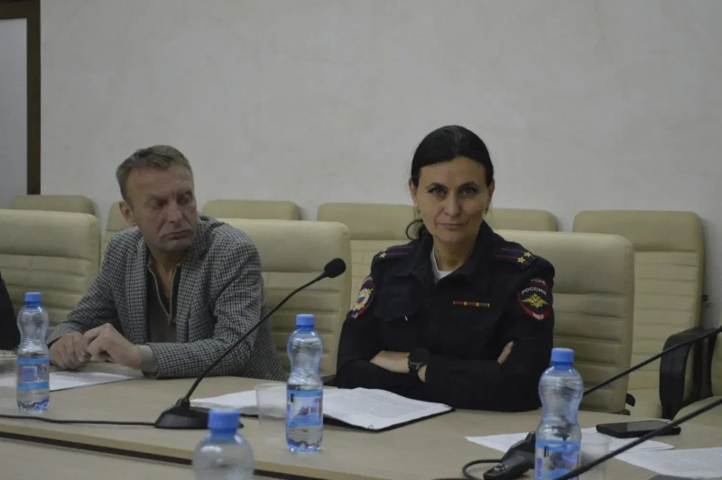 Представитель МВД по Республике Крым приняла участие в заседании Республиканской комиссии по делам несовершеннолетних и защите их прав