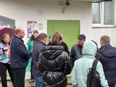 Юрий Нестеренко: Очередная рабочая встреча по решению вопросов волнующих жителей многоквартирных домов Симферополя состоялась по адресу Миллера 6а. Прошли совместно с коллегами, председателем совета МКД и жителями дома...