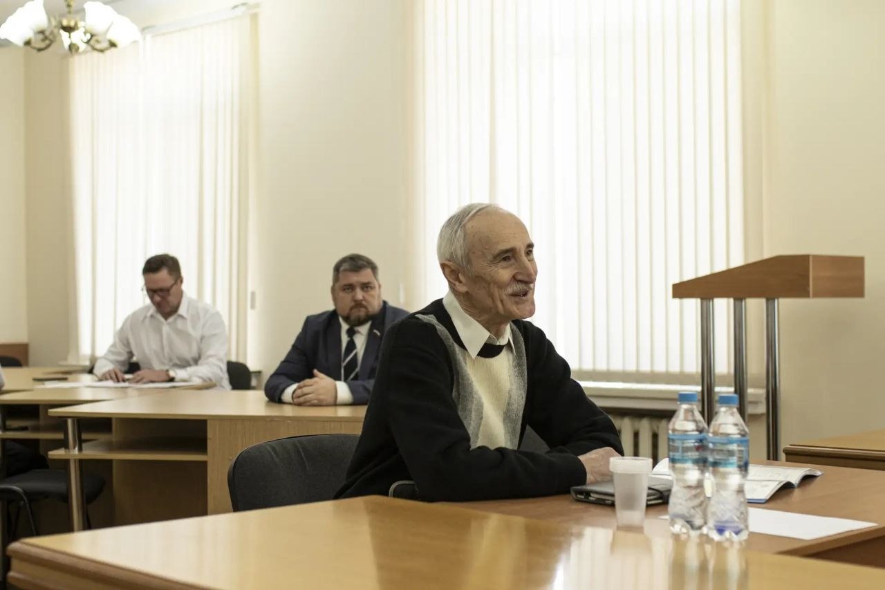 Глава администрации Симферополя Михаил Афанасьев провёл личный приём граждан, в ходе которого к нему обратились шесть симферопольцев Глава администрации Симферополя Михаил Афанасьев провёл личный приём граждан, в ходе которого к нему обратились шесть симферопольцев