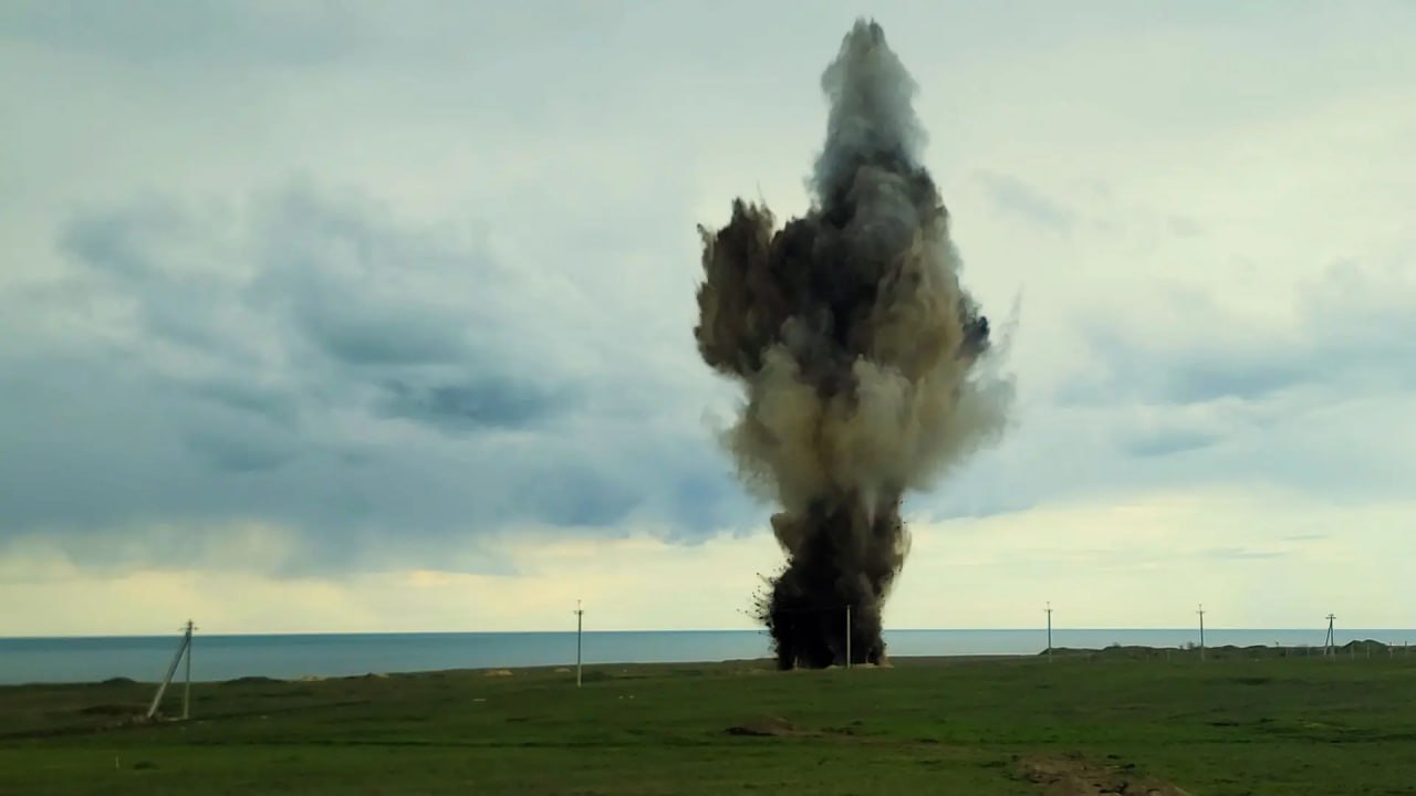 250-килограммовую немецкую авиабомбу уничтожили пиротехники в Крыму