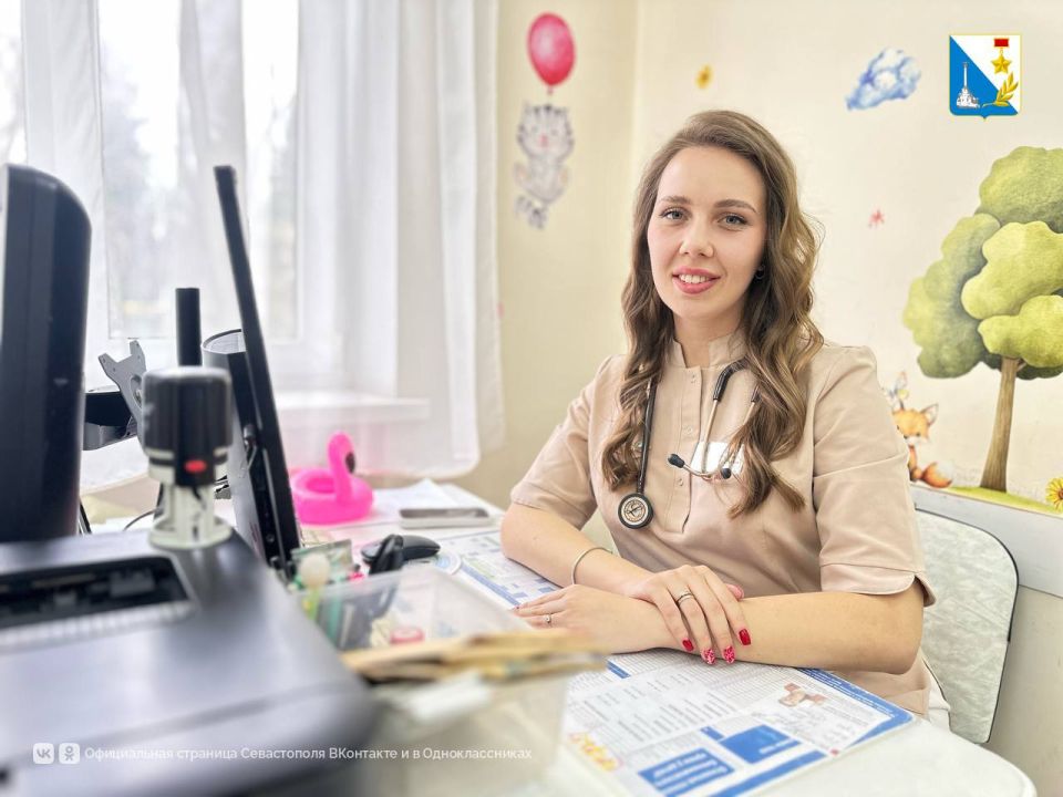 Молодой педиатр работает в детской поликлинике на проспекте Генерала Острякова