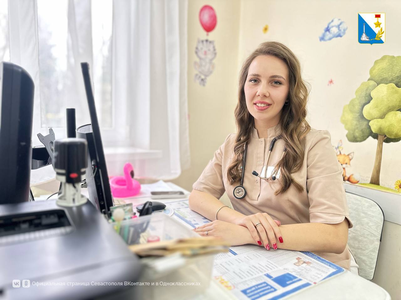 Молодой педиатр работает в детской поликлинике на проспекте Генерала Острякова