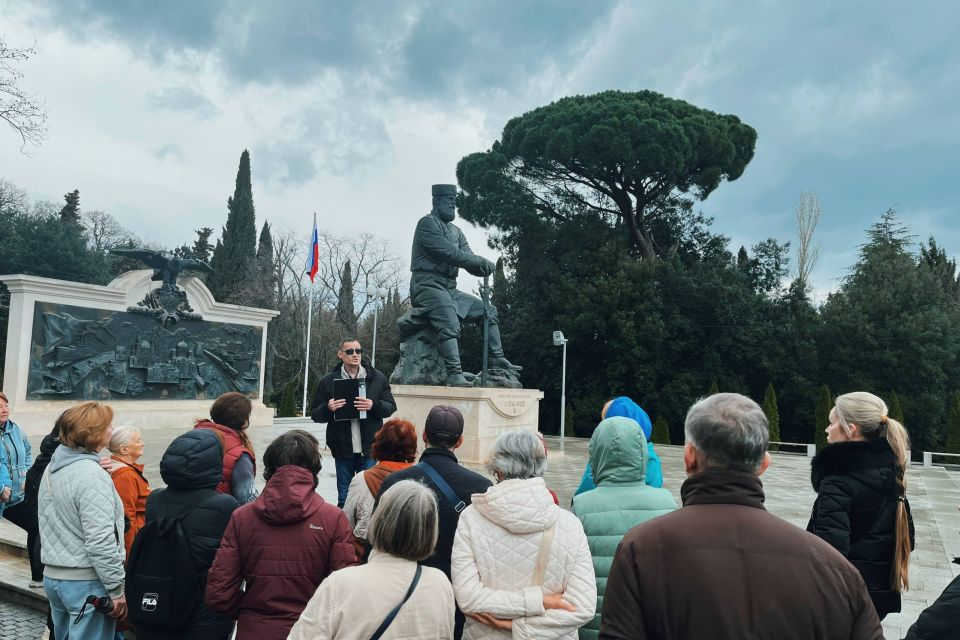 В Ливадии провели открытую экскурсию «Прогулка сквозь время: Ливадийский парк»