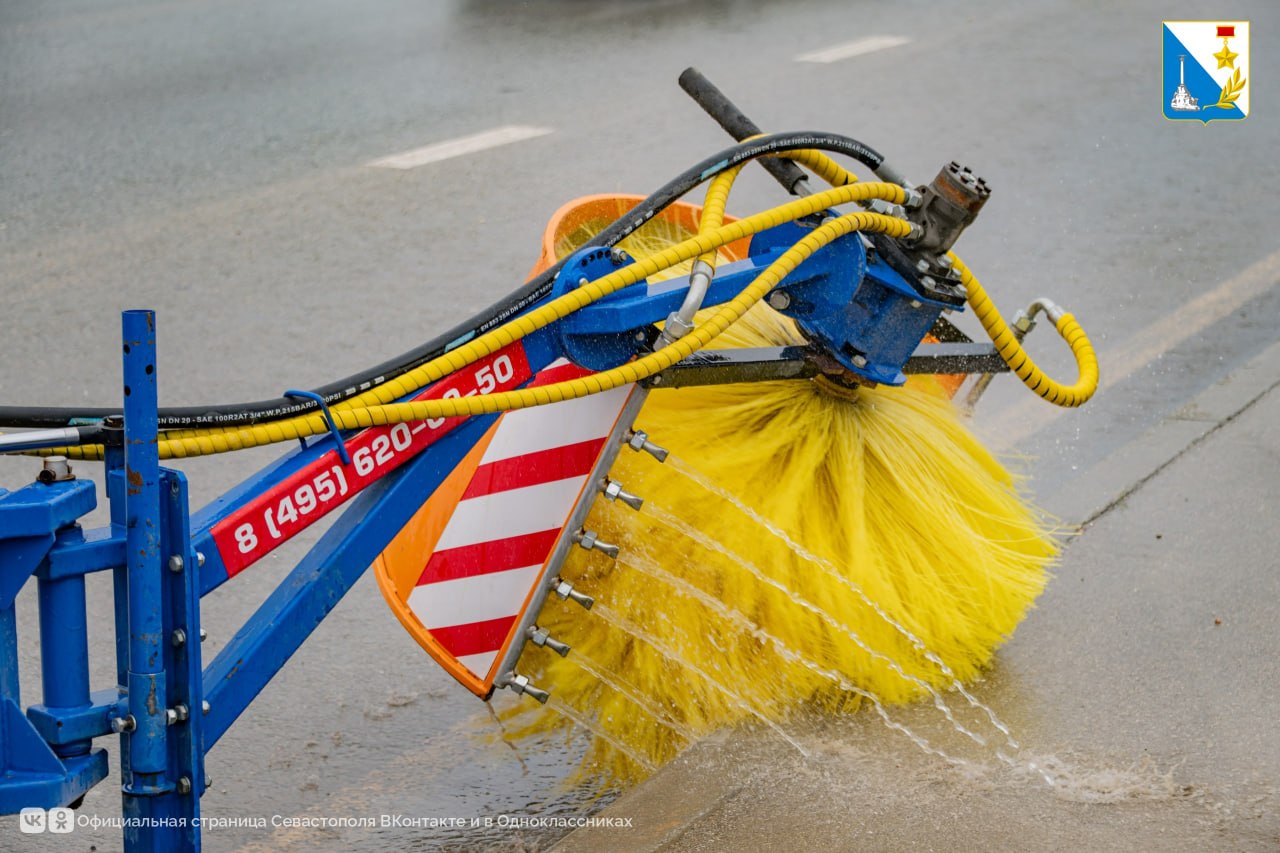 В Севастополе дорожники начали весеннюю уборку: моют дороги, бордюры и остановки круглосуточно В Севастополе дорожники начали весеннюю уборку: моют дороги, бордюры и остановки круглосуточно