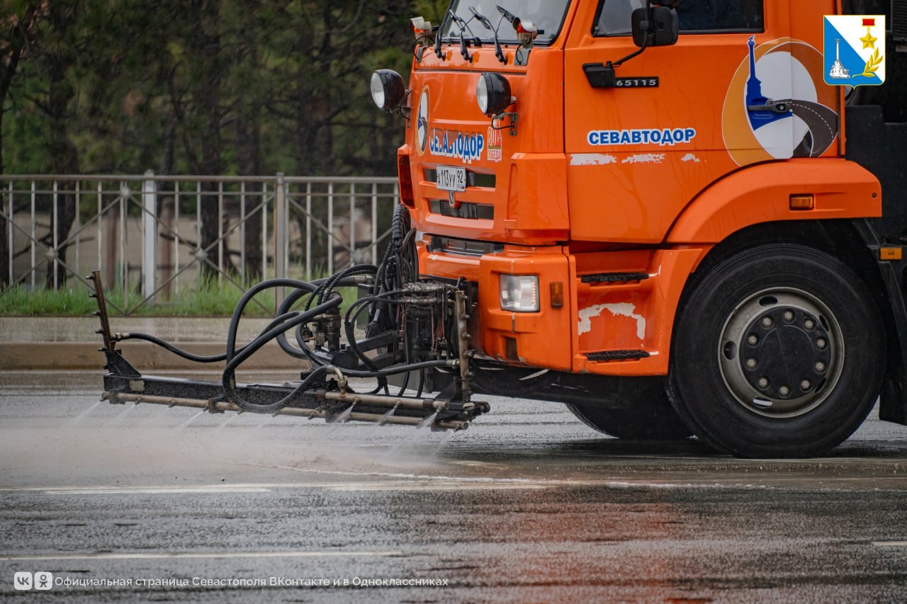 В Севастополе дорожники начали весеннюю уборку: моют дороги, бордюры и остановки круглосуточно В Севастополе дорожники начали весеннюю уборку: моют дороги, бордюры и остановки круглосуточно