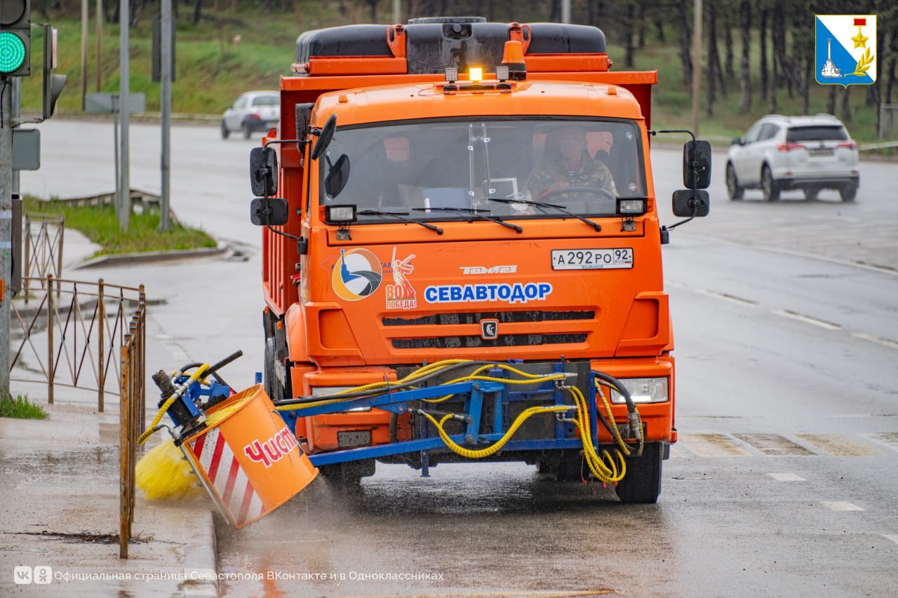 В Севастополе дорожники начали весеннюю уборку: моют дороги, бордюры и остановки круглосуточно