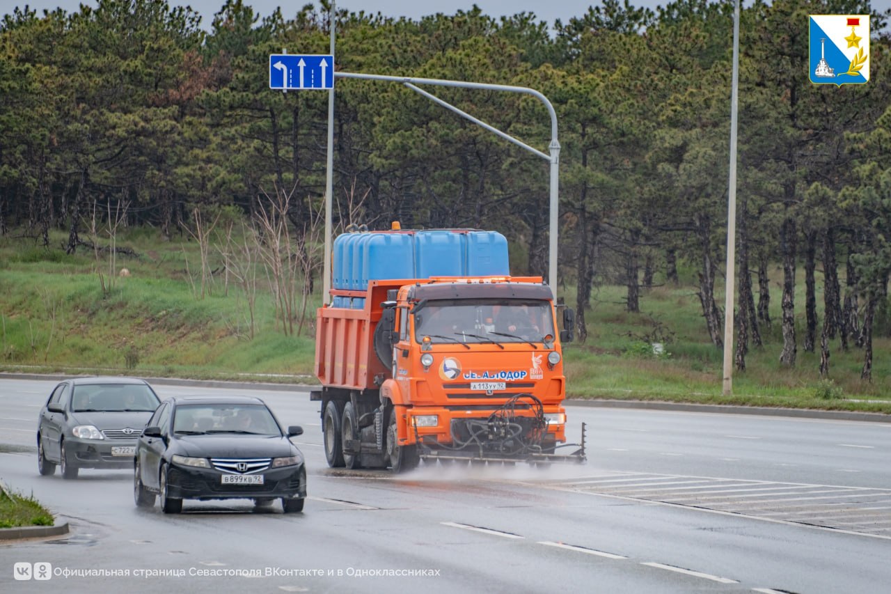 В Севастополе дорожники начали весеннюю уборку: моют дороги, бордюры и остановки круглосуточно В Севастополе дорожники начали весеннюю уборку: моют дороги, бордюры и остановки круглосуточно