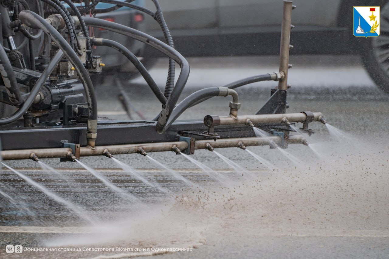 В Севастополе дорожники начали весеннюю уборку: моют дороги, бордюры и остановки круглосуточно В Севастополе дорожники начали весеннюю уборку: моют дороги, бордюры и остановки круглосуточно