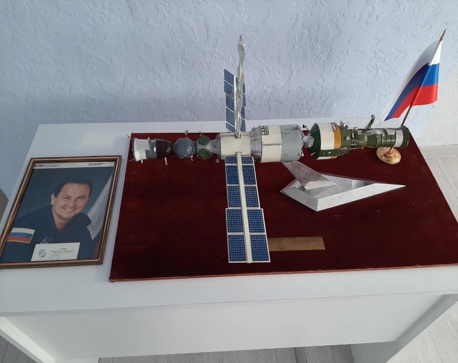 В архивном отделе Сакского района представлена выставка, посвященная Дню космонавтики В архивном отделе Сакского района представлена выставка, посвященная Дню космонавтики
