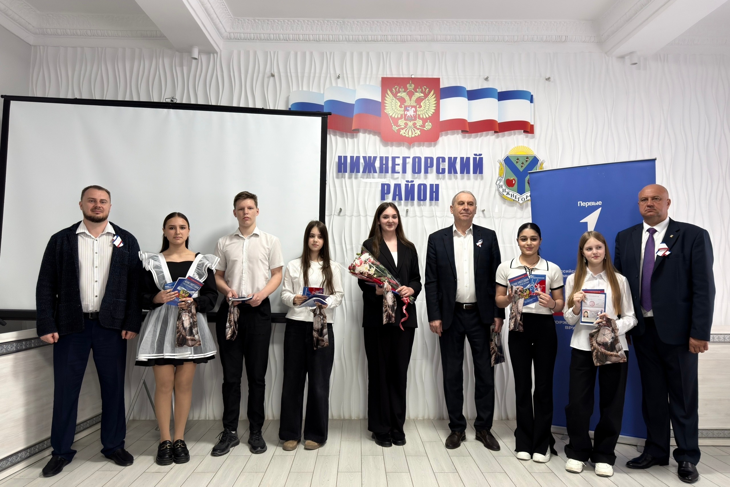 Нижнегорцы получили свой первый серьёзный документ - паспорт гражданина РФ