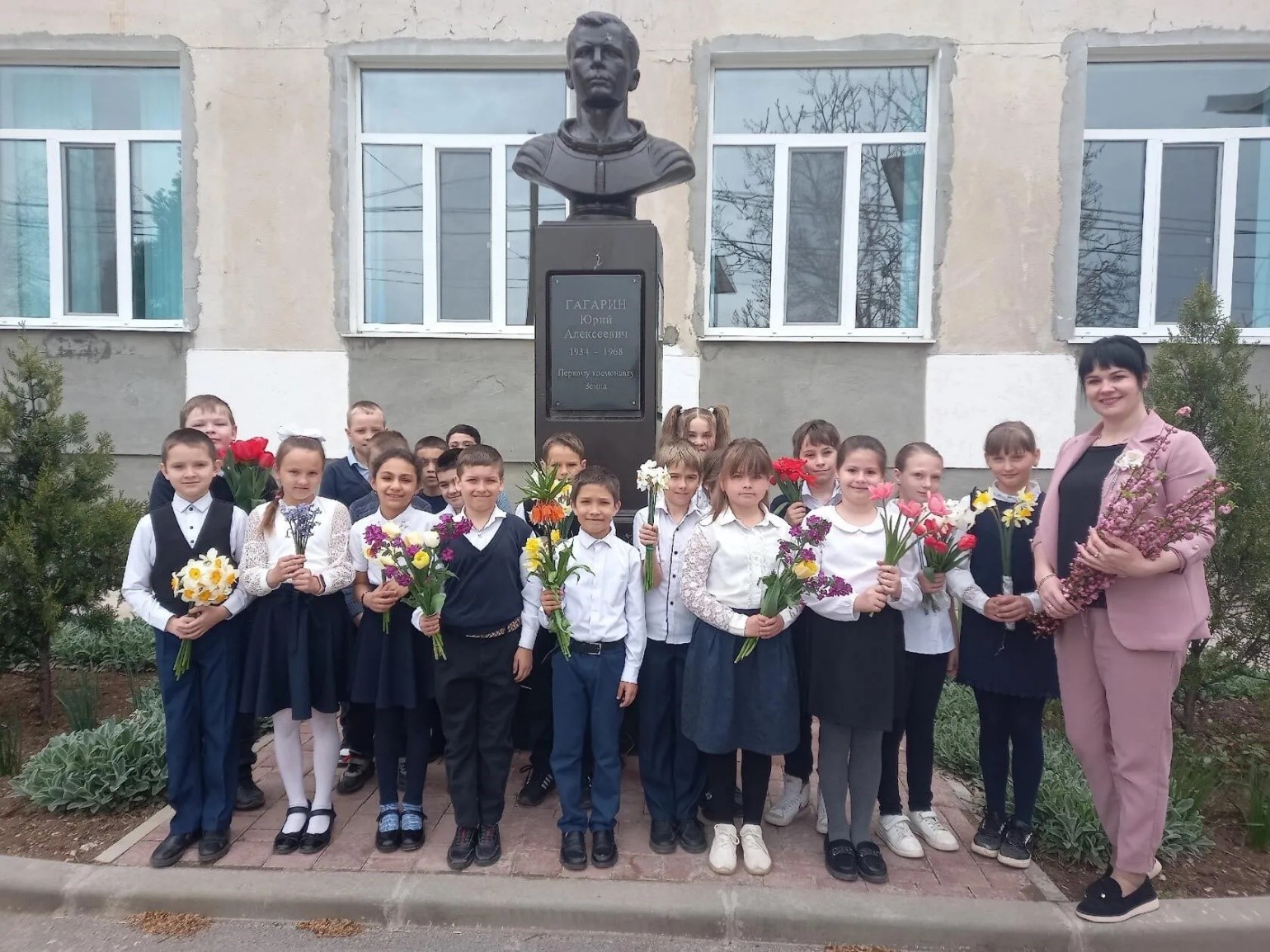 В архивном отделе Сакского района представлена выставка, посвященная Дню космонавтики В архивном отделе Сакского района представлена выставка, посвященная Дню космонавтики