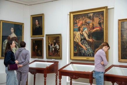 Выставка «От улыбки станет всем светлей» представлена в Симферопольском художественном музее