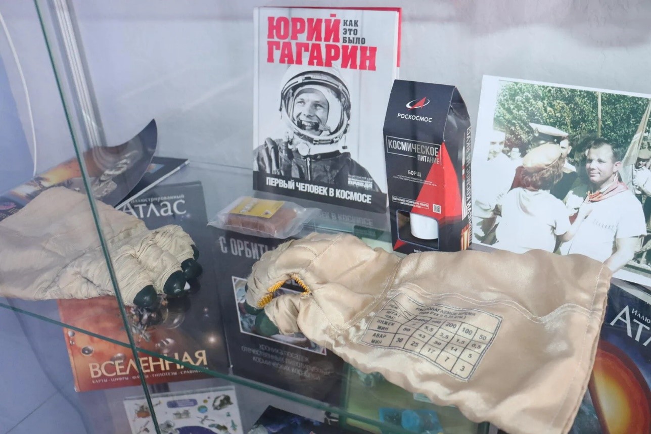 В архивном отделе Сакского района представлена выставка, посвященная Дню космонавтики В архивном отделе Сакского района представлена выставка, посвященная Дню космонавтики