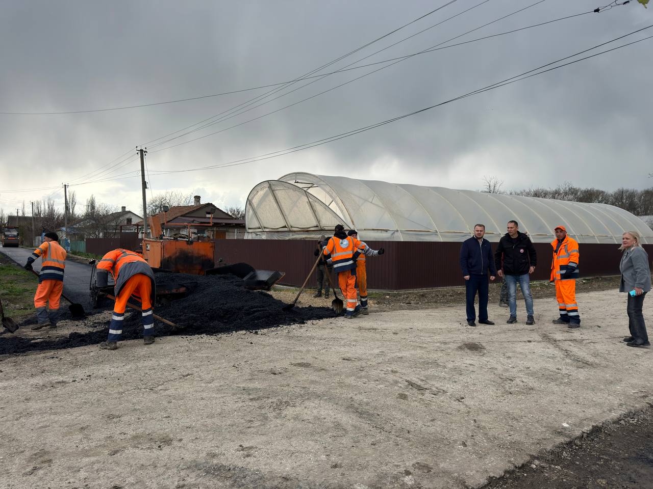 Антон Кравец: Благодаря программам, направленным на улучшение качества автомобильных дорог в нашем районе ведутся работы по ямочному ремонту Антон Кравец: Благодаря программам, направленным на улучшение качества автомобильных дорог в нашем районе ведутся работы по ямочному ремонту