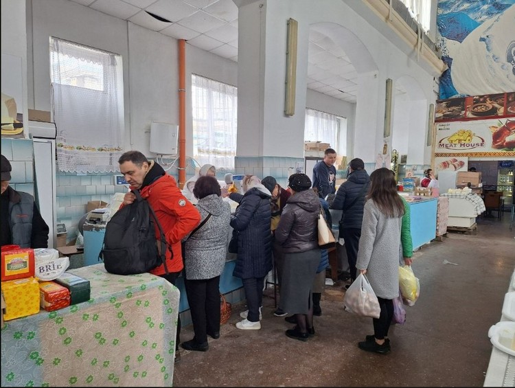 Лучший день в году для продавцов Центрального рынка: Перед Пасхой полно народу, на радостях даже цены подняли - огурцы стоят 120 леев, ягненок - 150, а свиная шейка - 160 за кило Лучший день в году для продавцов Центрального рынка: Перед Пасхой полно народу, на радостях даже цены подняли - огурцы стоят 120 леев, ягненок - 150, а свиная шейка - 160 за кило