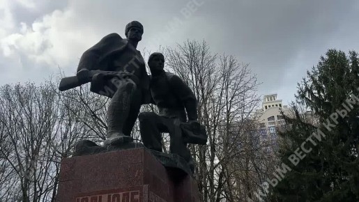 В Симферополе проходит церемония возложения цветов к памятнику «Партизанам и подпольщикам Крыма»