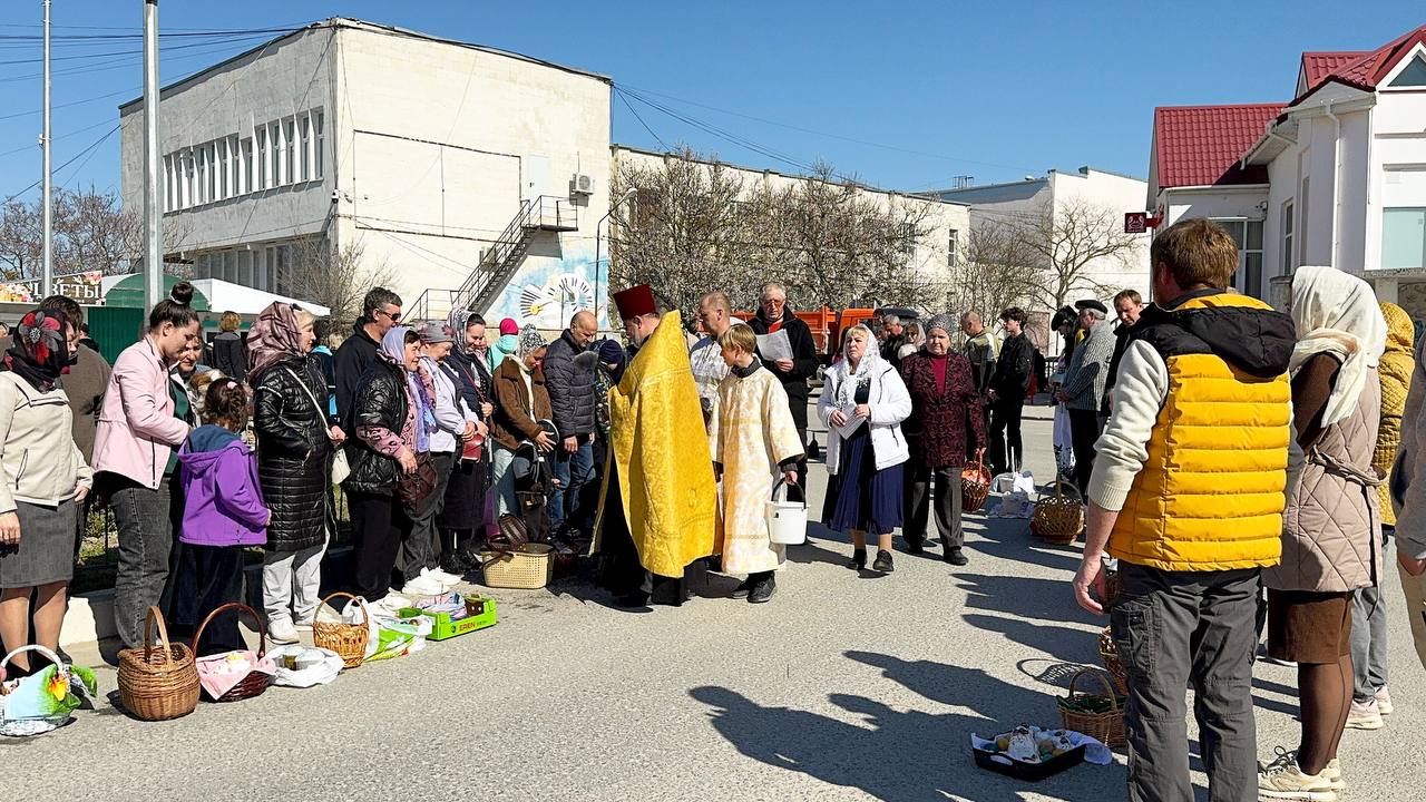 Александр Дудинов: Сегодня, в канун великого праздника Воскресения Христова, жители Черноморского района собрались у храма святых и праведных Захарии и Елисаветы, чтобы по доброй традиции освятить пасхальную еду — ароматные...