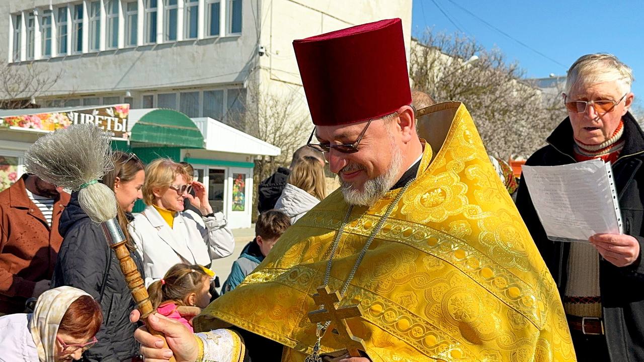 Александр Дудинов: Сегодня, в канун великого праздника Воскресения Христова, жители Черноморского района собрались у храма святых и праведных Захарии и Елисаветы, чтобы по доброй традиции освятить пасхальную еду — ароматные... Александр Дудинов: Сегодня, в канун великого праздника Воскресения Христова, жители Черноморского района собрались у храма святых и праведных Захарии и Елисаветы, чтобы по доброй традиции освятить пасхальную еду — ароматные...