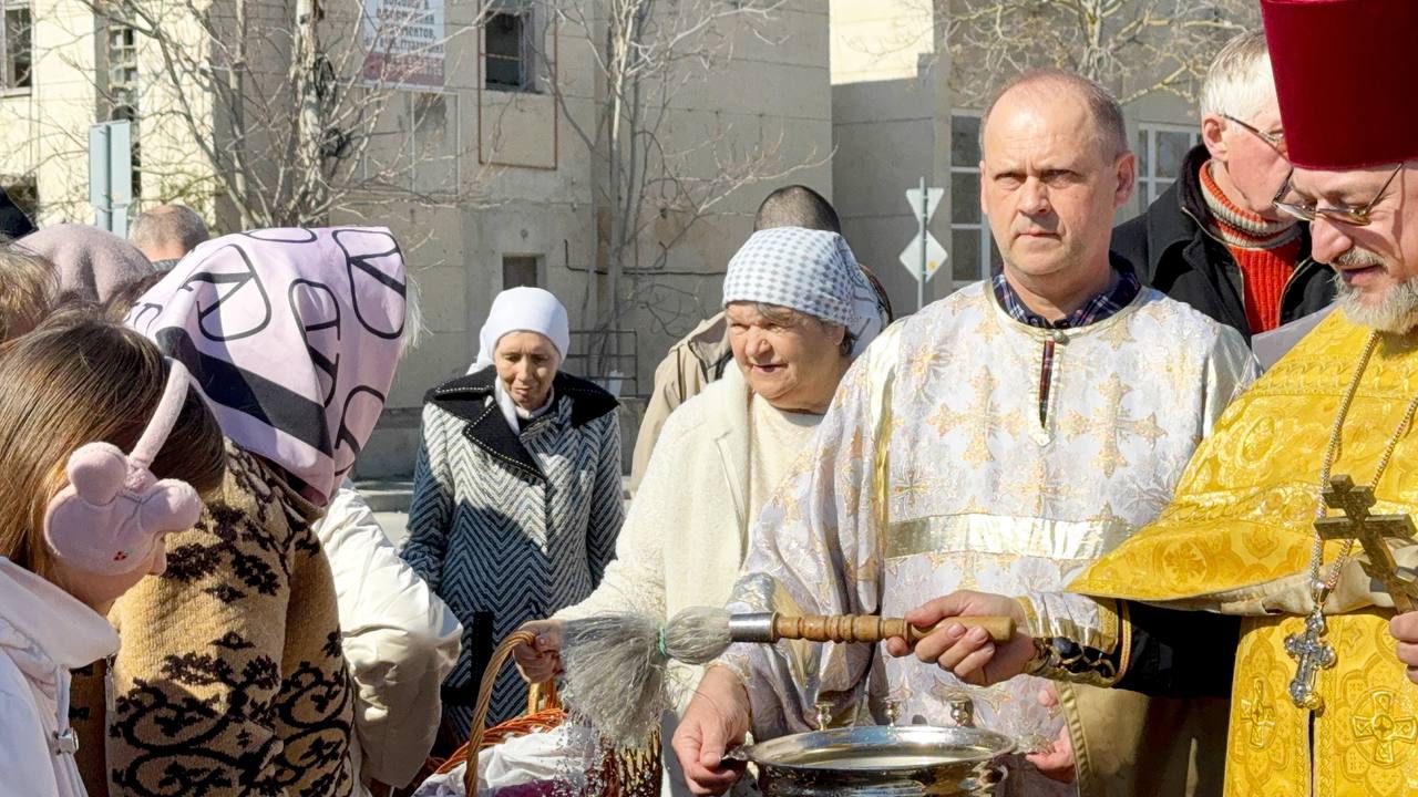 Александр Дудинов: Сегодня, в канун великого праздника Воскресения Христова, жители Черноморского района собрались у храма святых и праведных Захарии и Елисаветы, чтобы по доброй традиции освятить пасхальную еду — ароматные... Александр Дудинов: Сегодня, в канун великого праздника Воскресения Христова, жители Черноморского района собрались у храма святых и праведных Захарии и Елисаветы, чтобы по доброй традиции освятить пасхальную еду — ароматные...