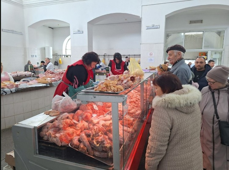 Лучший день в году для продавцов Центрального рынка: Перед Пасхой полно народу, на радостях даже цены подняли - огурцы стоят 120 леев, ягненок - 150, а свиная шейка - 160 за кило Лучший день в году для продавцов Центрального рынка: Перед Пасхой полно народу, на радостях даже цены подняли - огурцы стоят 120 леев, ягненок - 150, а свиная шейка - 160 за кило