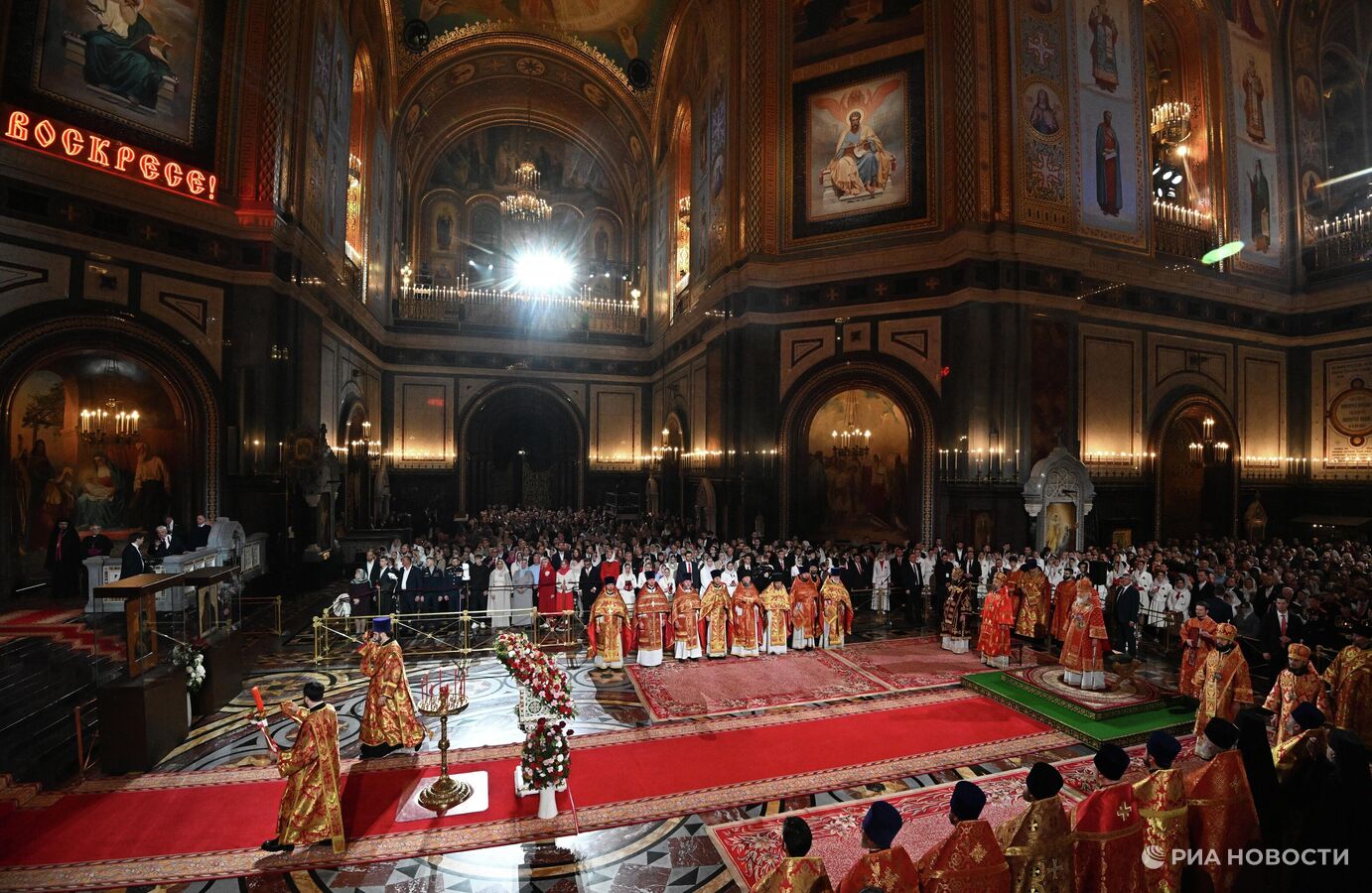 Благодатный огонь доставили в главный храм Крыма Благодатный огонь доставили в главный храм Крыма