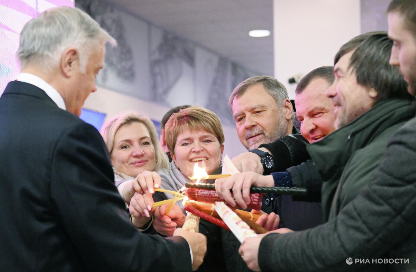 Благодатный огонь доставили в главный храм Крыма Благодатный огонь доставили в главный храм Крыма