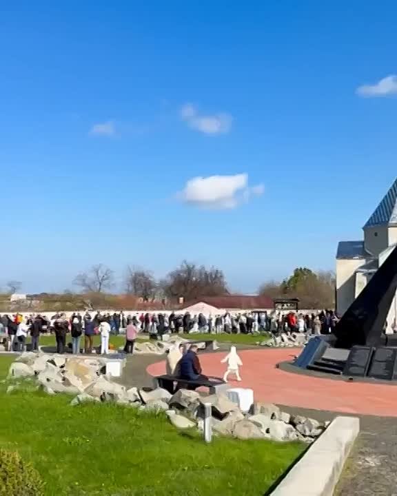 В Мирном местные жители собираются на мемориале, чтобы освящать куличи