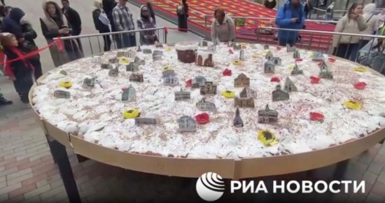 В Крыму испекли гигантский кулич