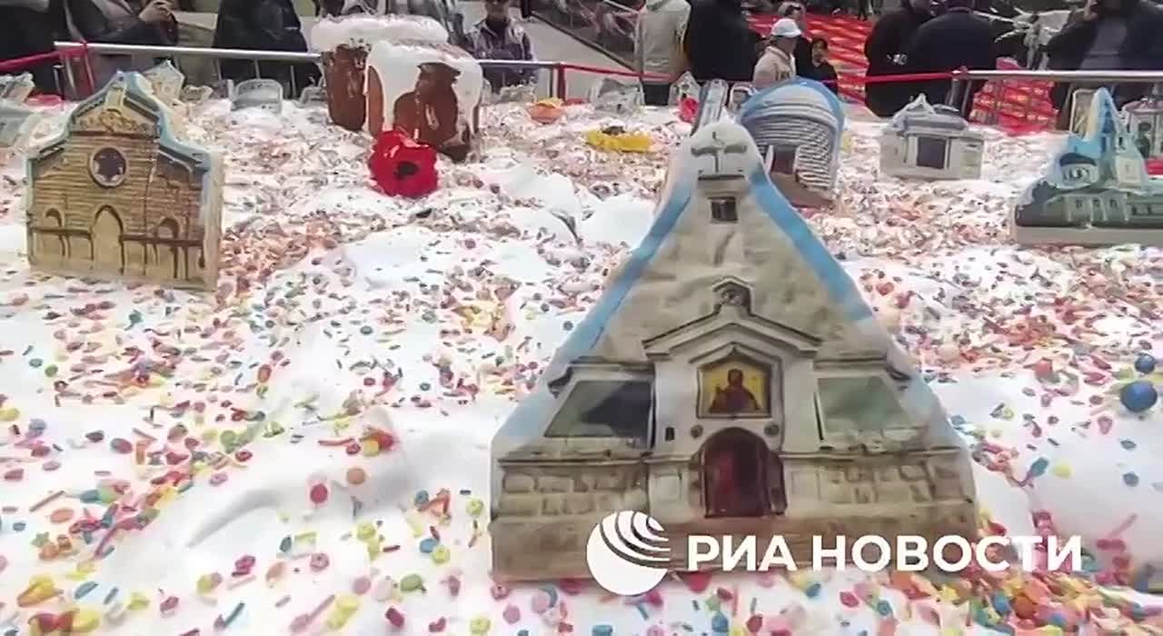 Гигантский 600-килограммовый кулич испекли в Крыму