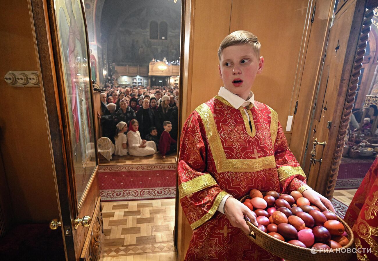 Благодатный огонь доставили в главный храм Крыма Благодатный огонь доставили в главный храм Крыма