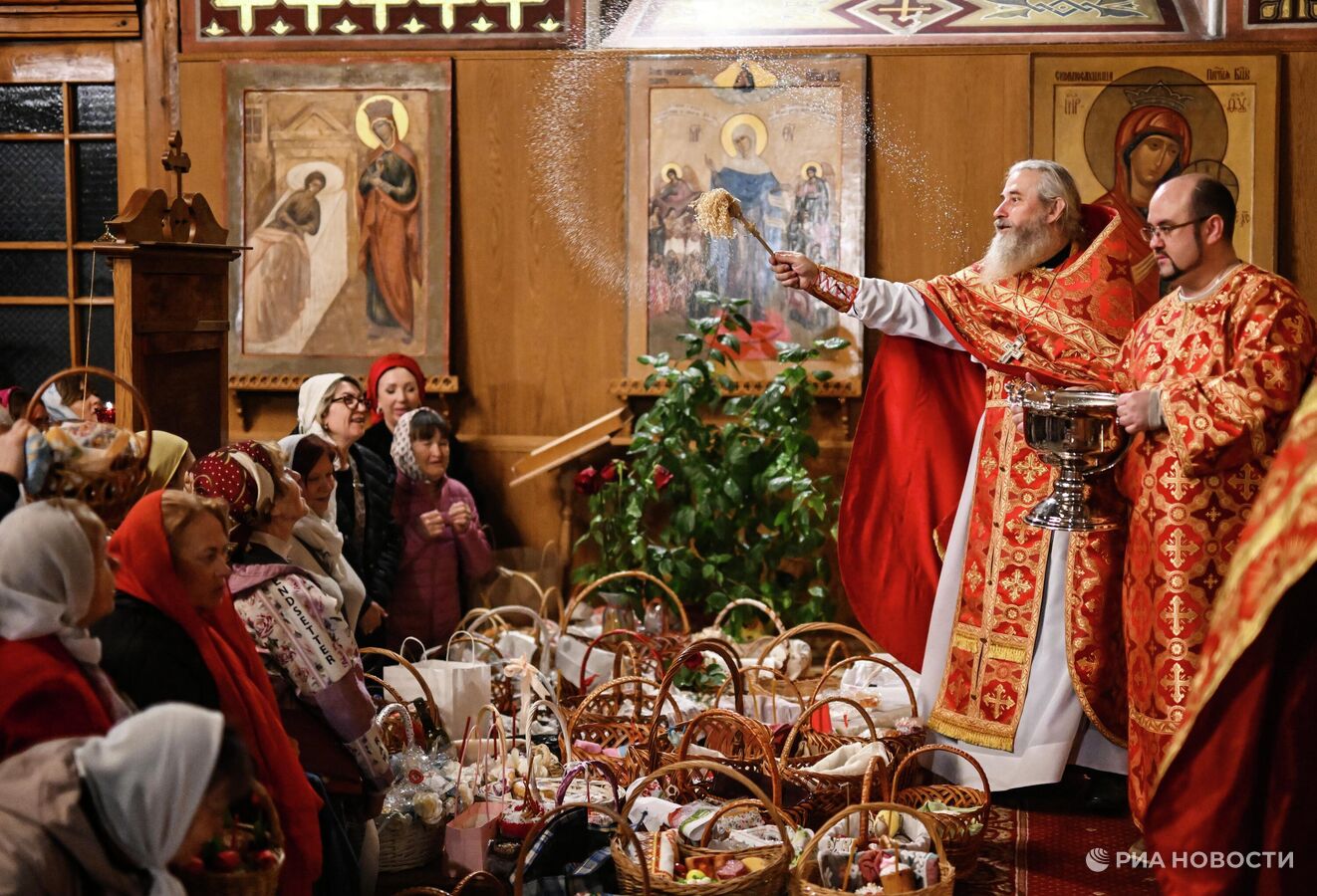 Благодатный огонь доставили в главный храм Крыма Благодатный огонь доставили в главный храм Крыма