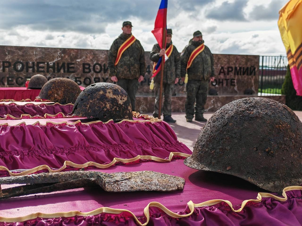 Офицеры СК приняли участие в перезахоронении бойцов Великой Отечественной войны в Кировском районе Офицеры СК приняли участие в перезахоронении бойцов Великой Отечественной войны в Кировском районе