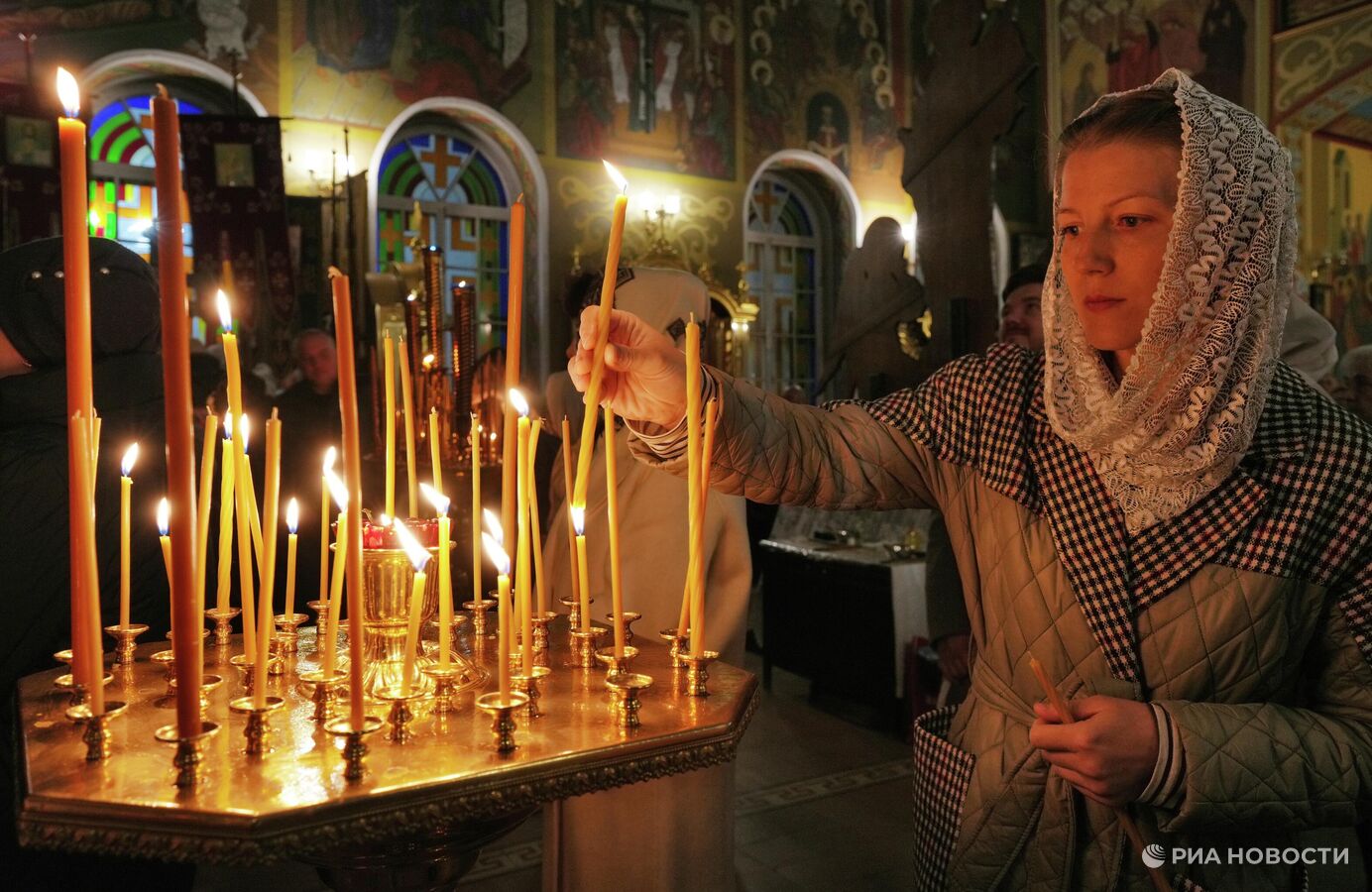 Благодатный огонь доставили в главный храм Крыма Благодатный огонь доставили в главный храм Крыма