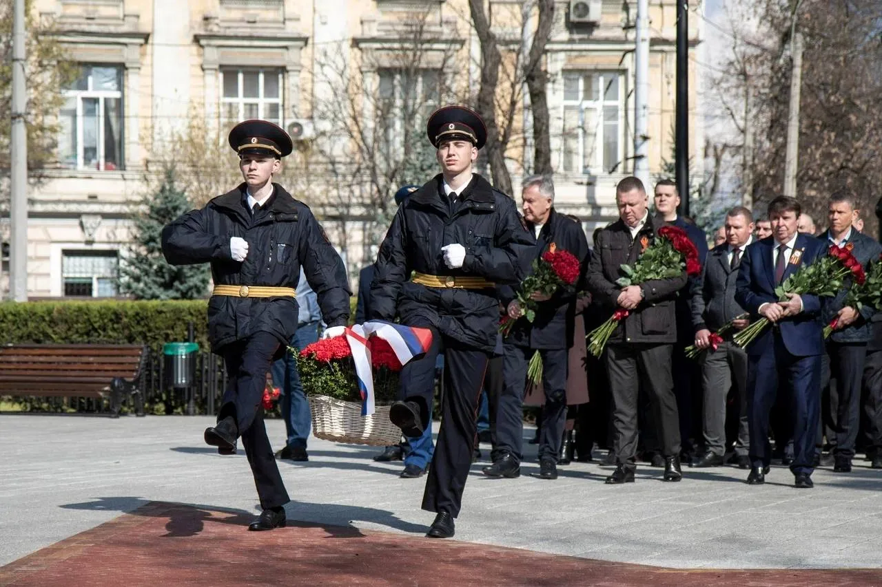 Глава администрации Симферополя Михаил Афанасьев принял участие в торжественных мероприятиях, посвященных Дню освобождения Симферополя от немецко-фашистских захватчиков Глава администрации Симферополя Михаил Афанасьев принял участие в торжественных мероприятиях, посвященных Дню освобождения Симферополя от немецко-фашистских захватчиков