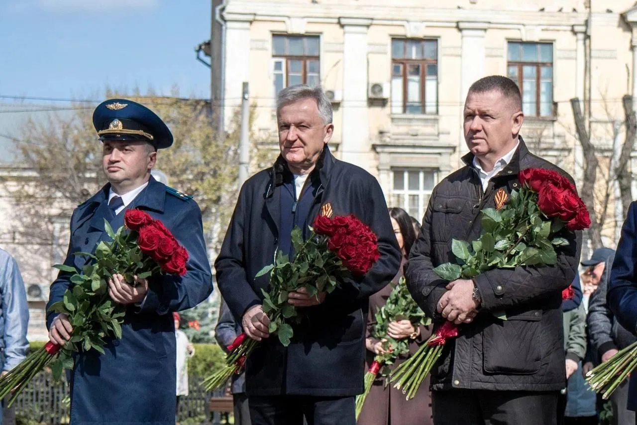 Глава администрации Симферополя Михаил Афанасьев принял участие в торжественных мероприятиях, посвященных Дню освобождения Симферополя от немецко-фашистских захватчиков Глава администрации Симферополя Михаил Афанасьев принял участие в торжественных мероприятиях, посвященных Дню освобождения Симферополя от немецко-фашистских захватчиков