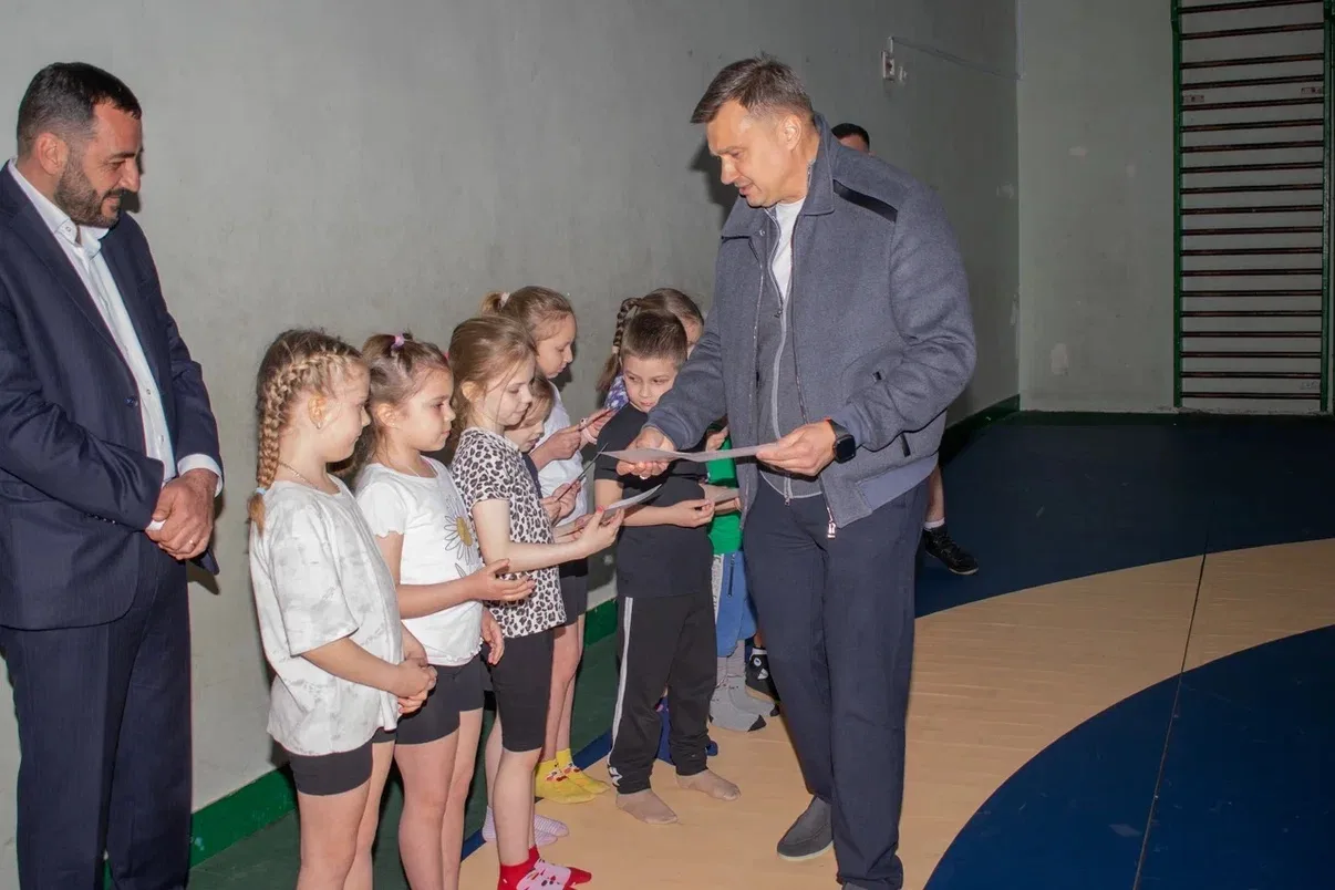 Константин Шимановский: Воспитанники Федерации спортивной борьбы пгт Никита теперь будут тренироваться в новой форме Константин Шимановский: Воспитанники Федерации спортивной борьбы пгт Никита теперь будут тренироваться в новой форме