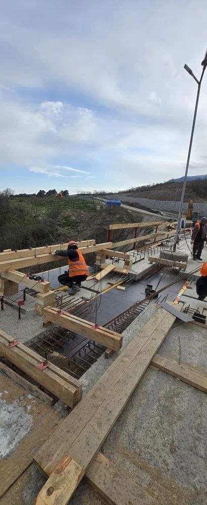 Только что с объекта. Дорога в обход легендарного «Артека» строится Только что с объекта. Дорога в обход легендарного «Артека» строится