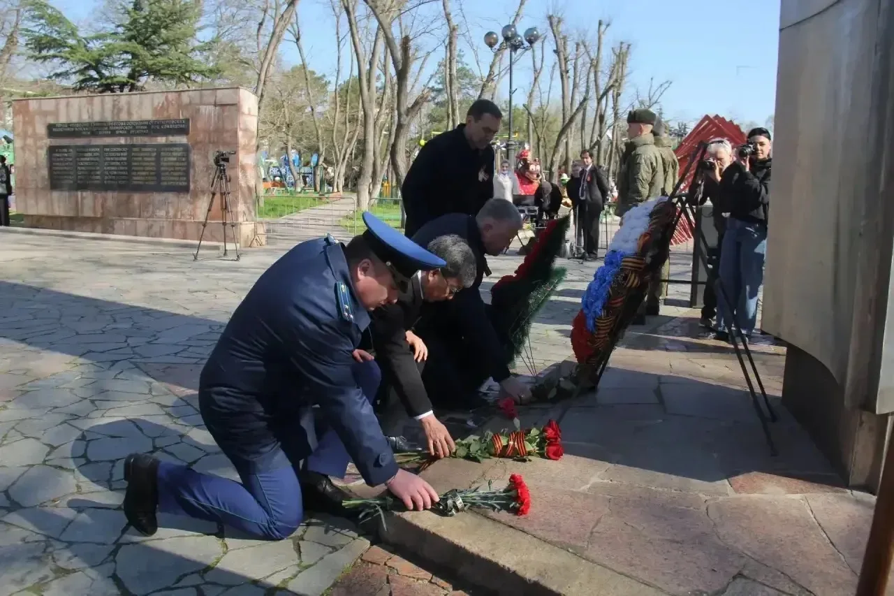 Прокурором города Феодосии Романом Штрыковым принято участие в торжественном мероприятии, посещенном 82-ой годовщине освобождения Феодосии от немецко-фашистских захватчиков