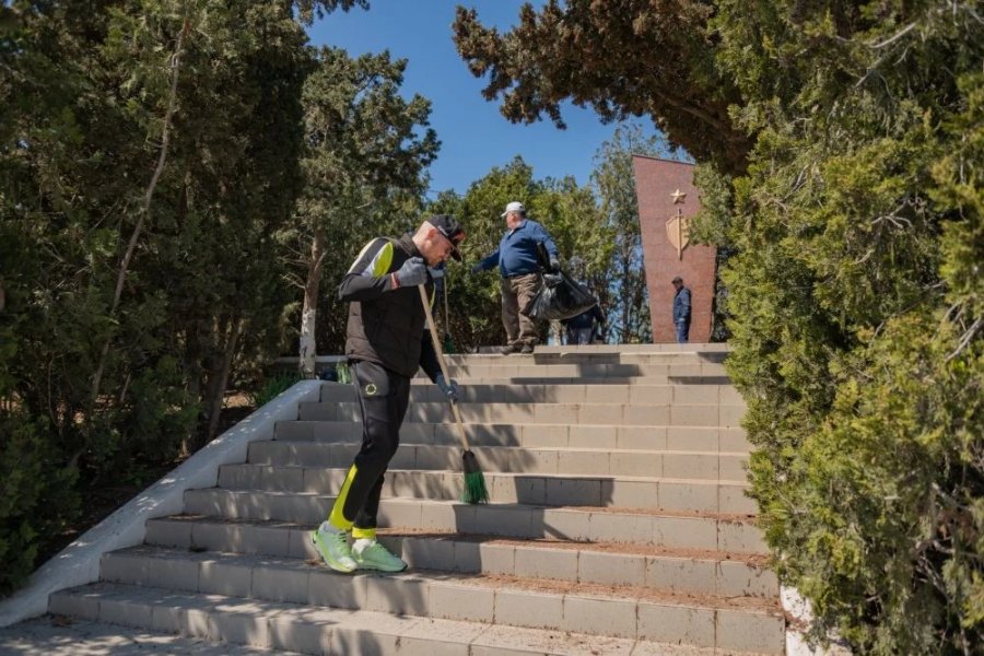 Участники программы «Севастополь — город героев» привели в порядок памятник Павлу Силаеву