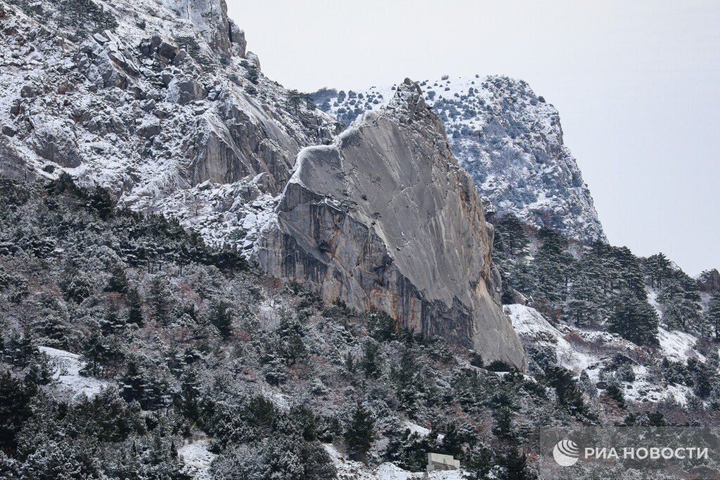Снег в горах Крыма начинает сходить