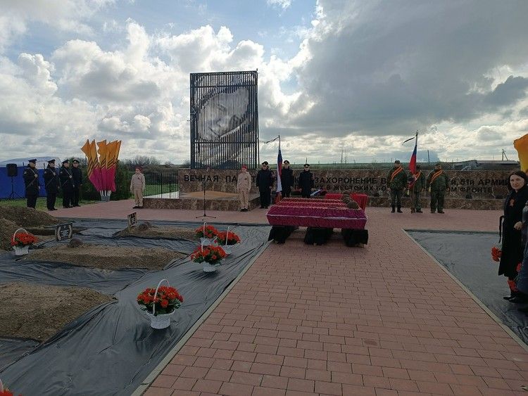В Крыму перезахоронили останки бойца с Кубани, которого нашли с уцелевшим вещмешком В Крыму перезахоронили останки бойца с Кубани, которого нашли с уцелевшим вещмешком