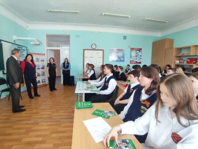 15 апреля состоялась встреча Героя России, председателя Межрегиональной общественной организации «Герои Отечества» города Севастополя и Республики Крым, летчика-испытателя 1 класса Анатолия Кнышова с учащимися 13-й школы им....